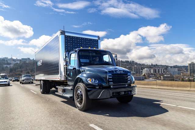 Freightliner представив міську електровантажівку