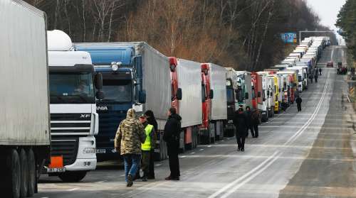 Поляки терміново відмінили обов’язковий тест на Covid-19 для водіїв фур