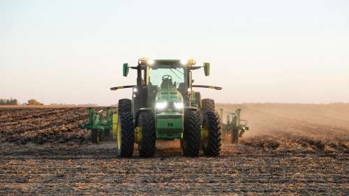 John Deere отримав дві престижні нагороди за свій автономний трактор