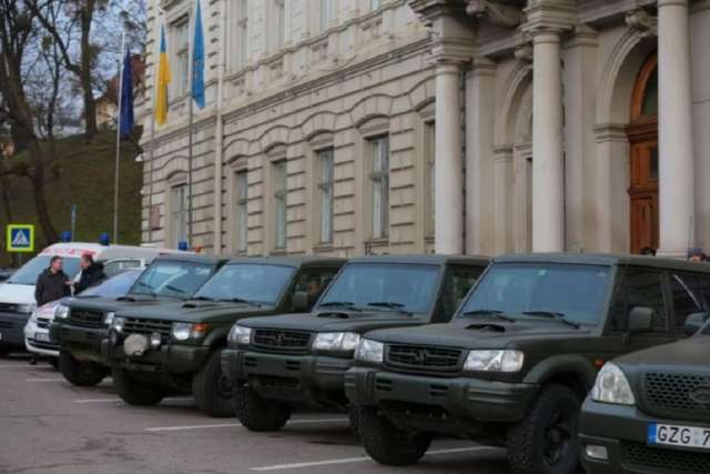 ЗСУ отримали 10 нових медичних автомобілів