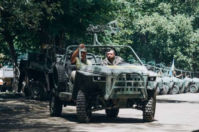 Наші військові отримали 24 вітчизняних автомобілів-багі