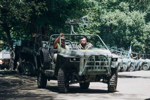 Наші військові отримали 24 вітчизняних автомобілів-багі