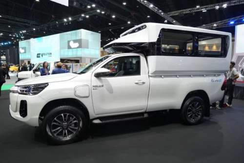 Електричний пікап Toyota Hilux перетворили на «маршрутку»