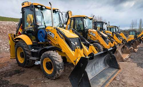 JCB починає виробляти по 500 машин в день