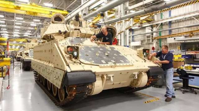 США відправлять Україні додаткові БМП Bradley та БТР M113