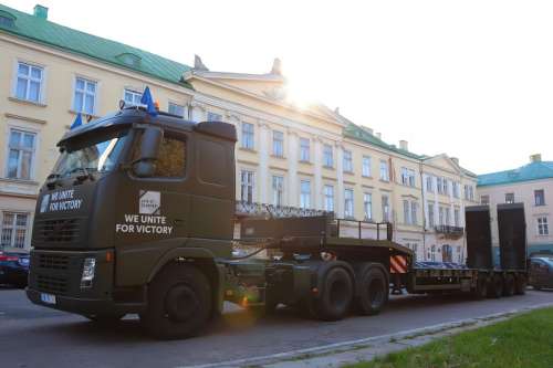 Повітряним Силам ЗСУ передали модернізовану вантажівку Volvo FH з тралом