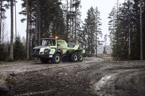 Розпочалися випробування першого в світі зчленованого самоскида на водні