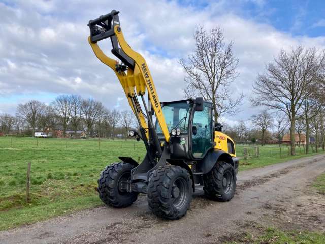 New Holland представив три нові моделі компактних навантажувачів