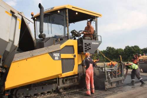 Volvo CE представляє в Україні нові гусеничні асфальтоукладальники