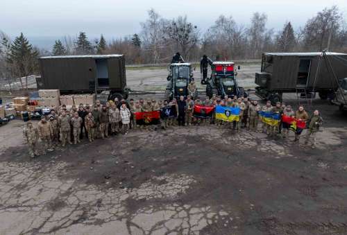 Благодійники продовжують постачати військовим інженерну спецтехніку