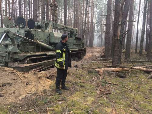 До гасіння пожеж у зоні відчуження залучають важку техніку ЗСУ