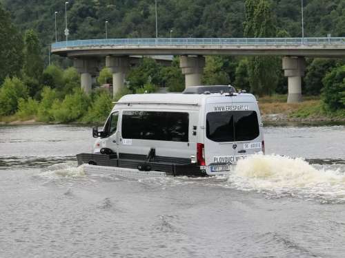 Mercedes Sprinter отримав оригінальну плаваючу версію