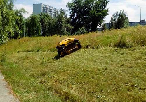 В Києві випробовують робота-косарку Spider ILD02. Фото