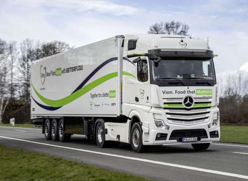 Представили економічний автопоїзд на базі Mercedes-Benz Actros