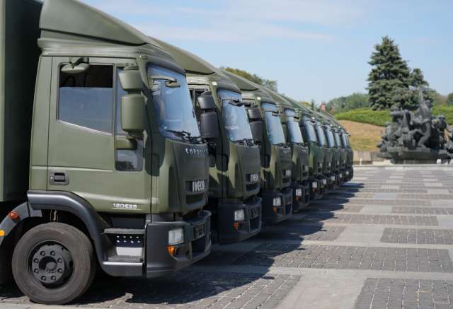 Прикордонники отримали 42 вантажівки IVECO