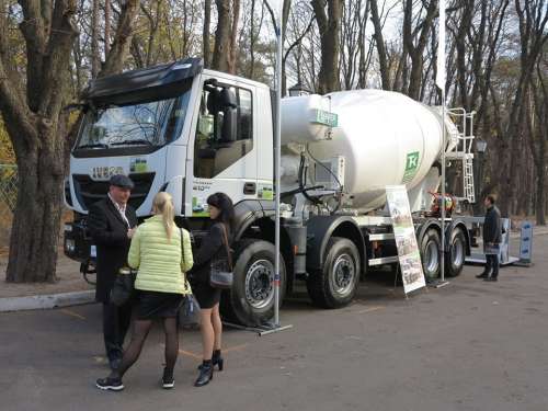 Український завод представив автоміксер на базі Iveco