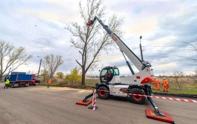 Звичайний навантажувач Bobcat у Дніпрі перетворили на «лісоруба»