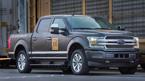 Електричний Ford F-150 потягнув 10 залізничних вагонів зі звичайними пікапами