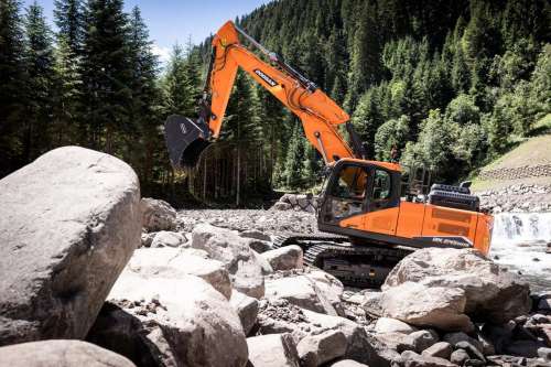 Doosan представляє новий надпотужний гусеничний екскаватор