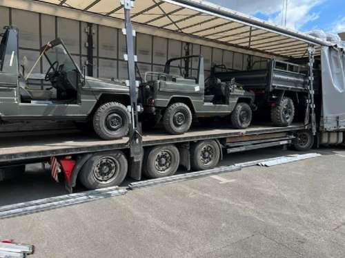 ЗСУ передали велику партію автомобілів Mercedes Benz та Land Rover