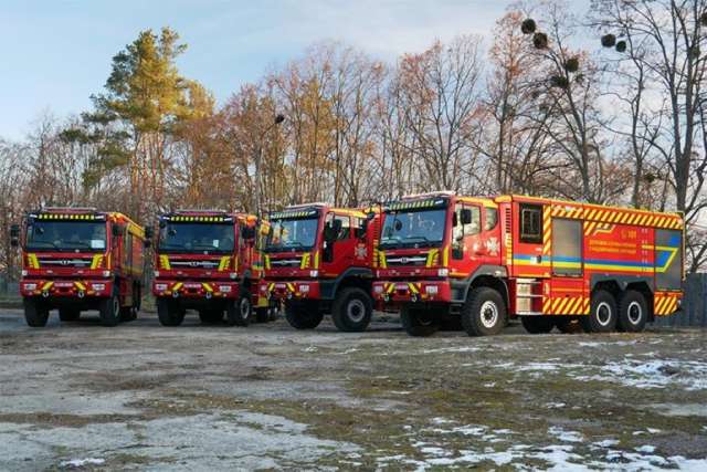 Українські рятувальники отримали нові пожежні автоцистерни