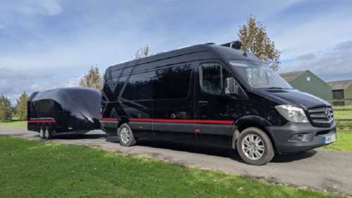 Продемонстрували кемпер Mercedes-Benz Sprinter з гаражем в причепі