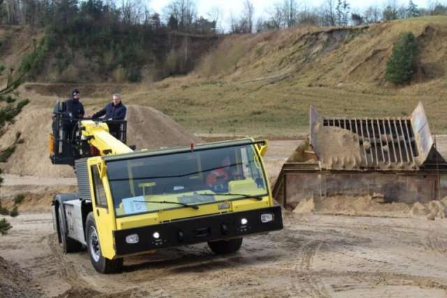 Представлять вантажівку для підземних робіт на шасі MAN