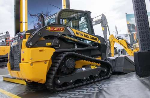 New Holland представив компактний гусеничний навантажувач із «суперстрілою»