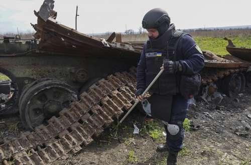 Литва закупить для України вантажівки для розмінування